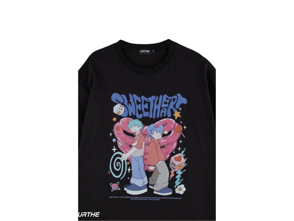 https://d2cva83hdk3bwc.cloudfront.net/urthe-oversized-t-shirt-sweetheart-black-2.jpg
