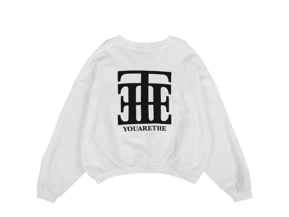 https://d2cva83hdk3bwc.cloudfront.net/urthe-super-class-sweater-white-2.jpg