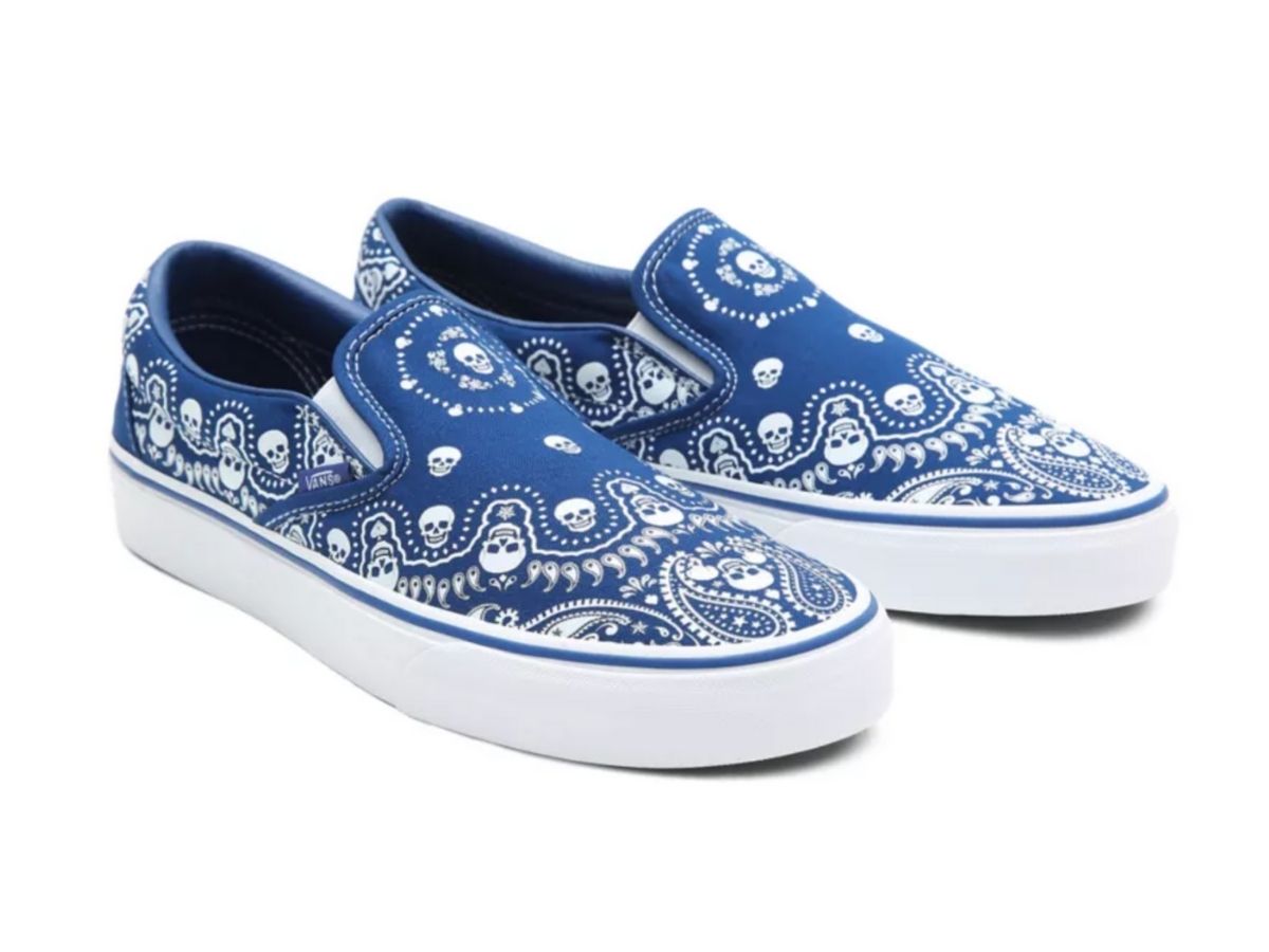 https://d2cva83hdk3bwc.cloudfront.net/vans-classic-slip-on-bandana---true-blue-3.jpg