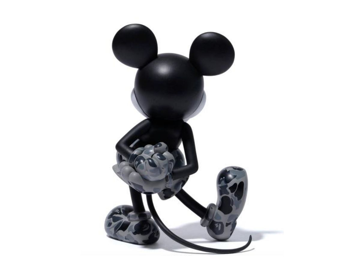 https://d2cva83hdk3bwc.cloudfront.net/vcd-mickey-mouse-x-bape-monotone-2.jpg