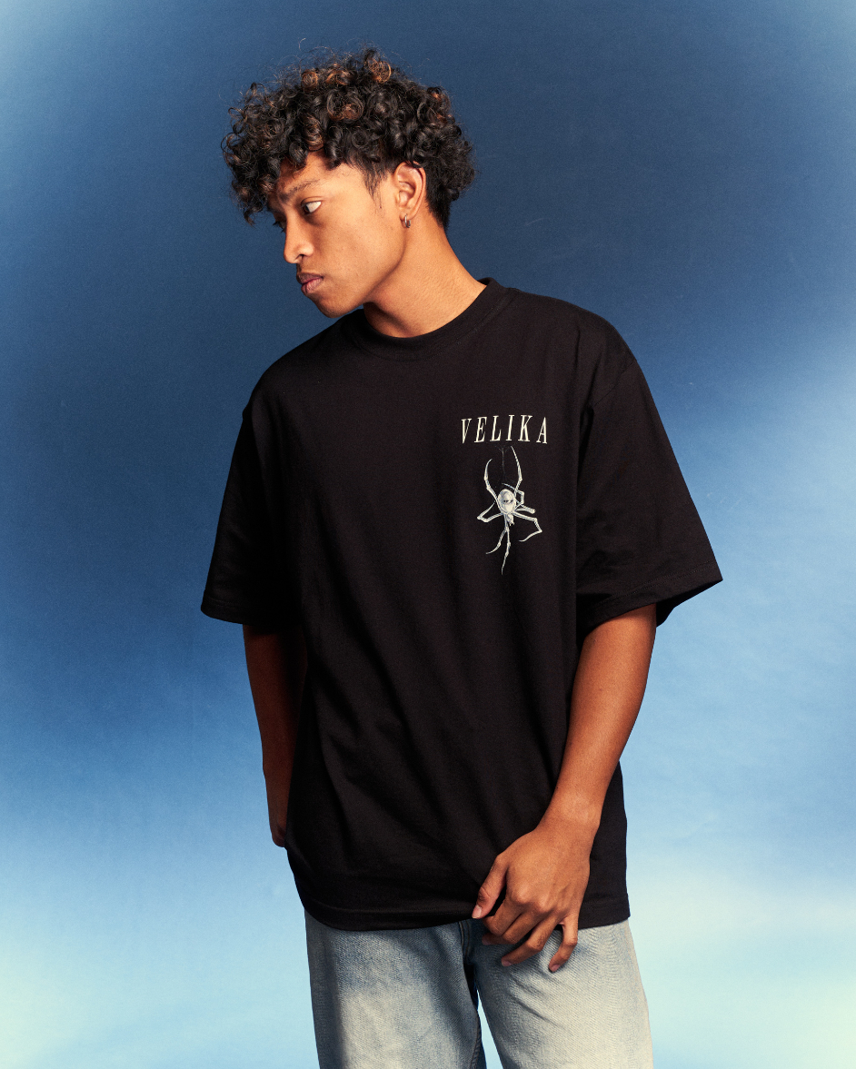 https://d2cva83hdk3bwc.cloudfront.net/velika_velika-%7C--chrome-spider--oversize-t-shirt--black--3.jpg