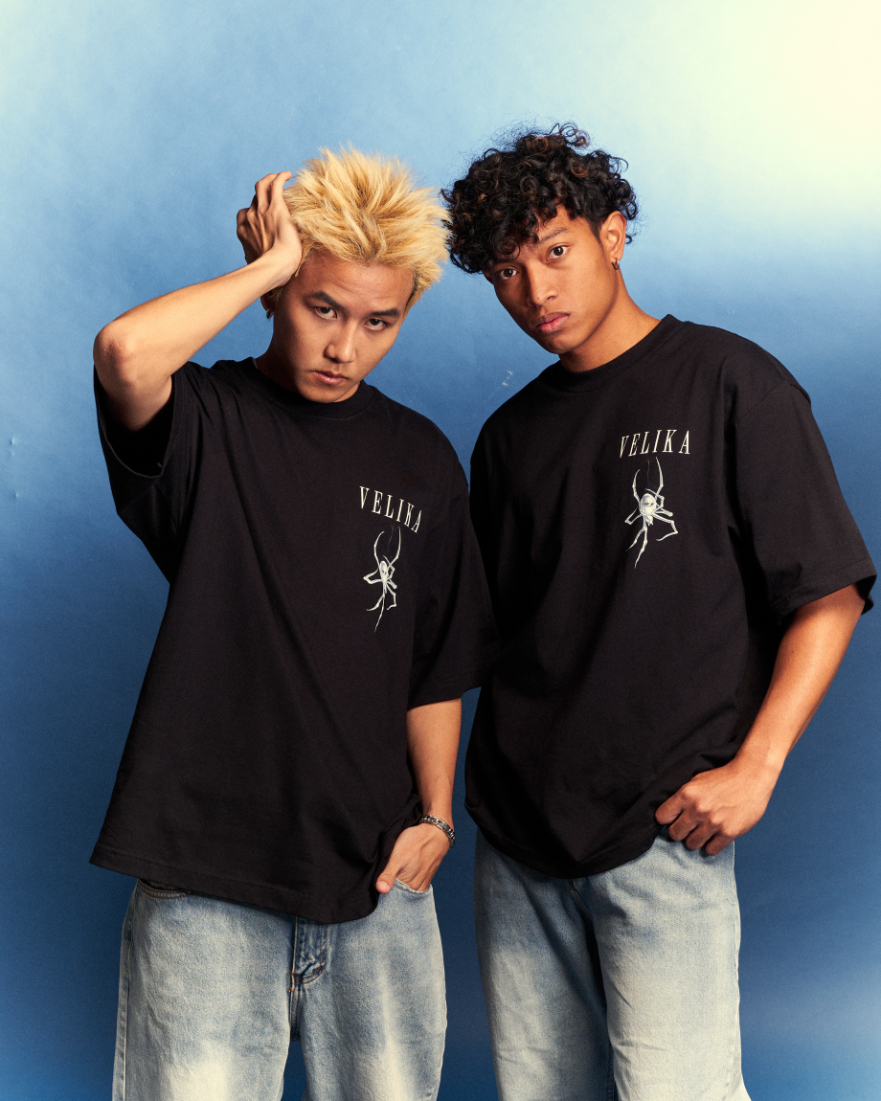 https://d2cva83hdk3bwc.cloudfront.net/velika_velika-%7C--chrome-spider--oversize-t-shirt--black--5.jpg