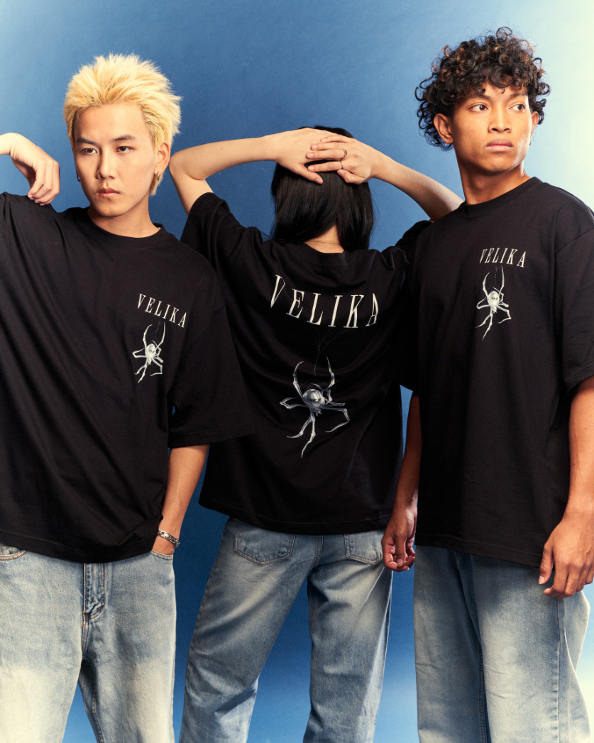 https://d2cva83hdk3bwc.cloudfront.net/velika_velika-%7C--chrome-spider--oversize-t-shirt--black--6.jpg