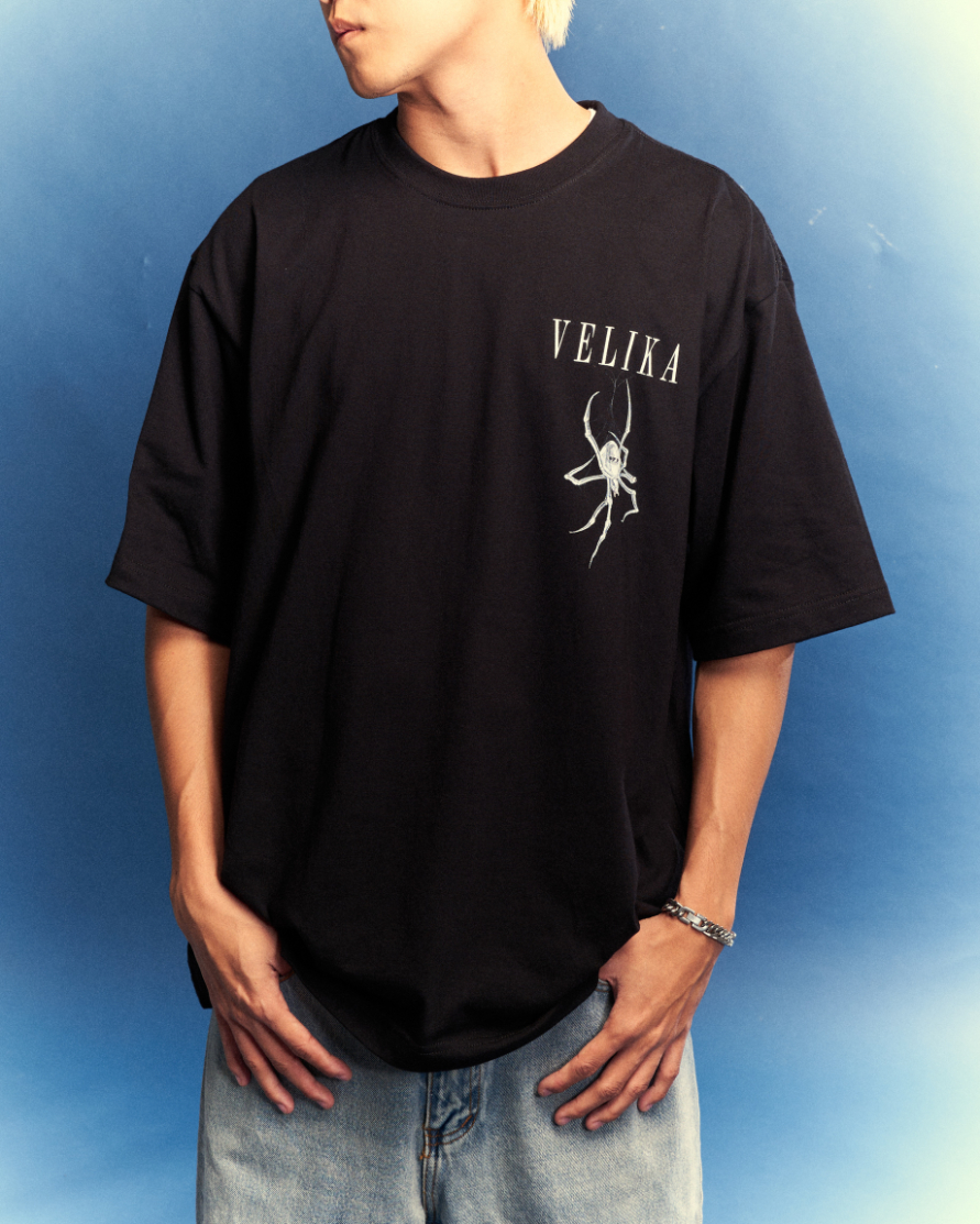 https://d2cva83hdk3bwc.cloudfront.net/velika_velika-%7C--chrome-spider--oversize-t-shirt--black--7.jpg