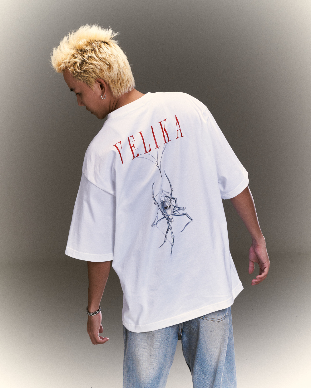 https://d2cva83hdk3bwc.cloudfront.net/velika_velika-%7C--chrome-spider--oversize-t-shirt--white--4.jpg