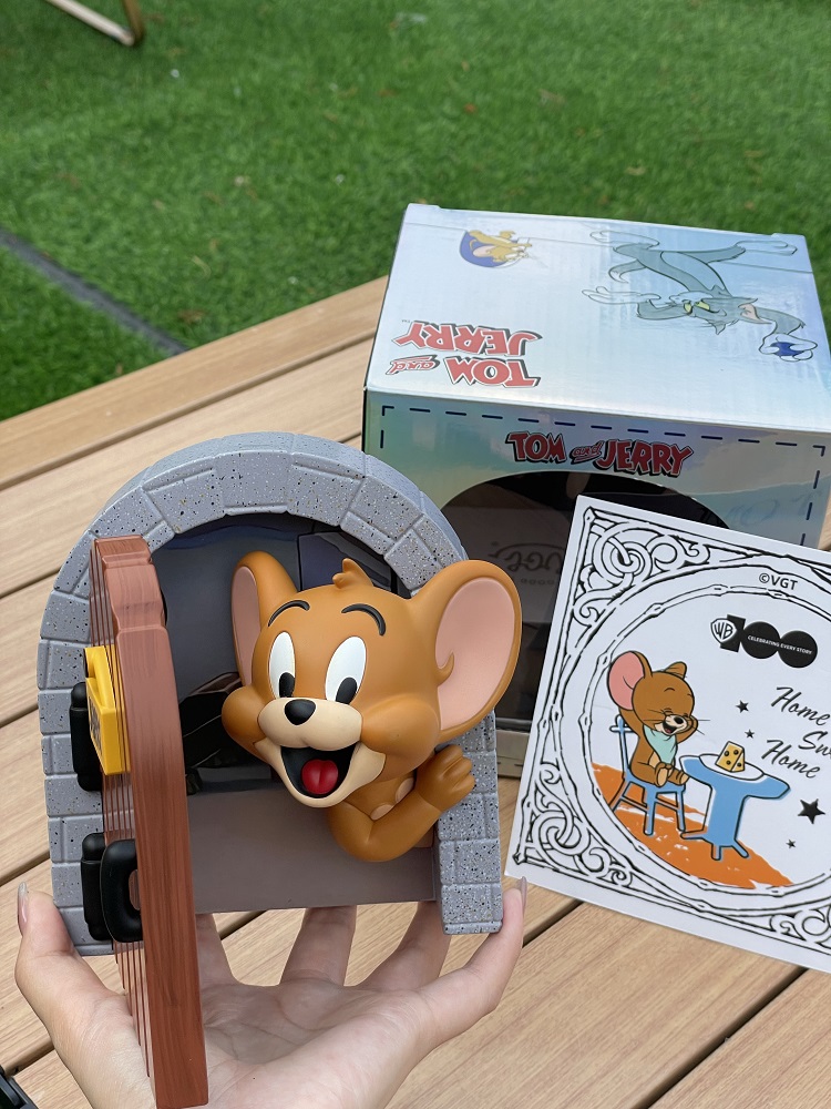 https://d2cva83hdk3bwc.cloudfront.net/vgt_vgt-x-warner-100th-anniversary-limited-tom-and-jerry-jerry-s-home-trendy-ornaments-7.jpg
