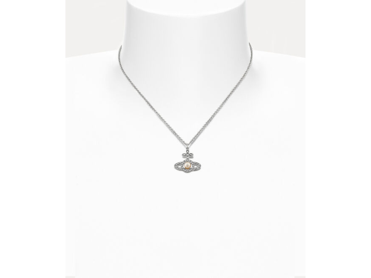 https://d2cva83hdk3bwc.cloudfront.net/vivienne-westwood-olympia-pearl-pendant-necklace-platinum-2.jpg
