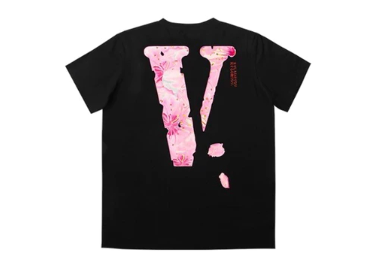 https://d2cva83hdk3bwc.cloudfront.net/vlone-friends-sakura-logo-t-shirt-black-ss23-2.jpg