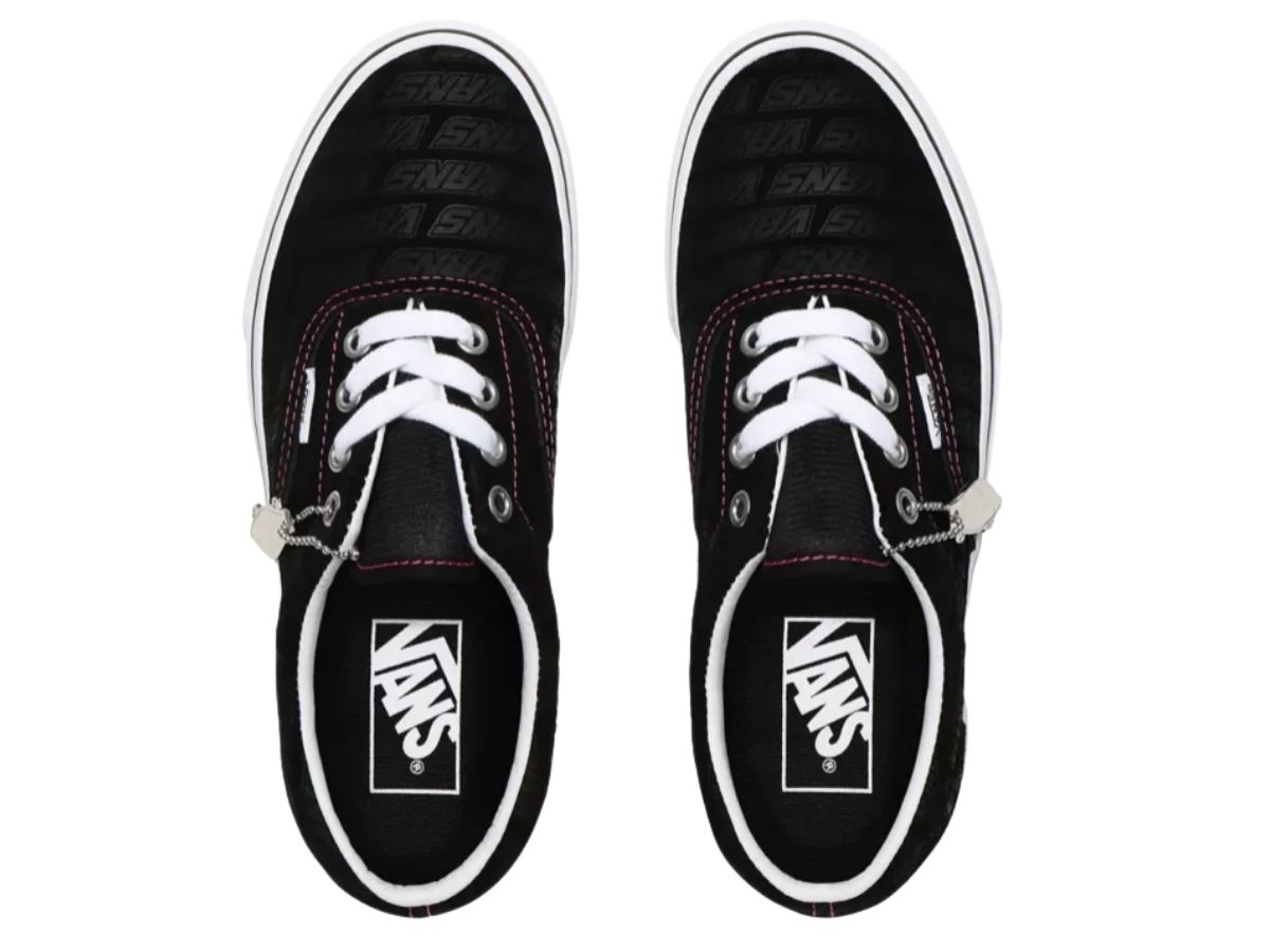 https://d2cva83hdk3bwc.cloudfront.net/vn0a4u3bx00-vans-emboss-old-skool-black-true-white-2.jpg