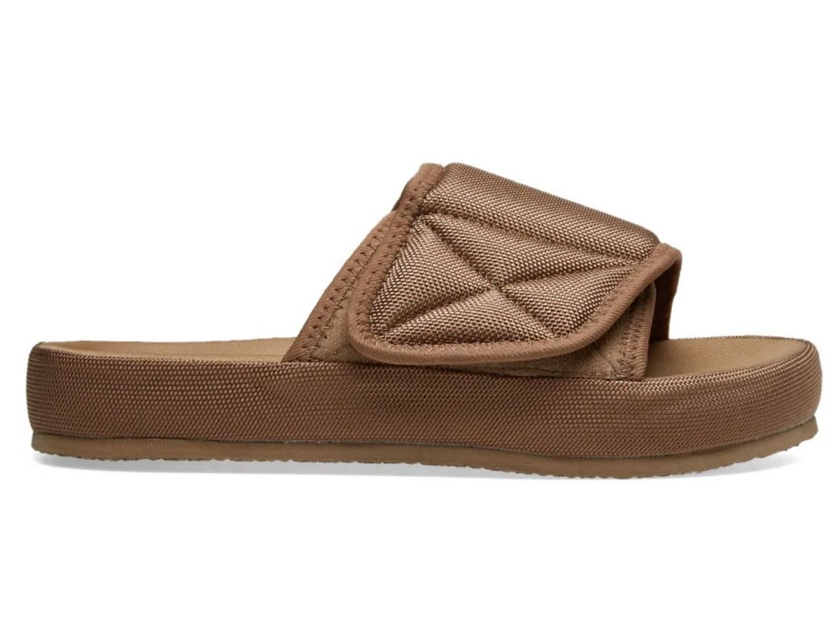 https://d2cva83hdk3bwc.cloudfront.net/yz7wf7004-224-yeezy-season-7-fabric-slipper-sand-1.jpg