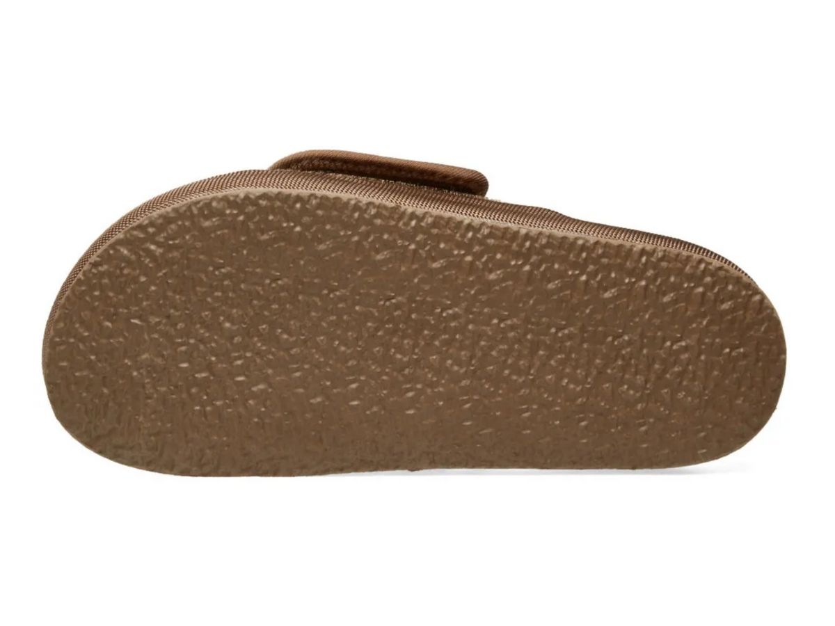 https://d2cva83hdk3bwc.cloudfront.net/yz7wf7004-224-yeezy-season-7-fabric-slipper-sand-2.jpg