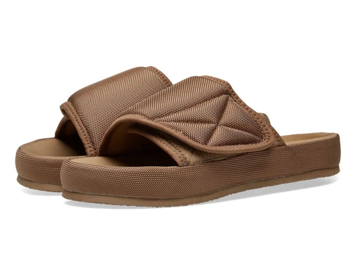 https://d2cva83hdk3bwc.cloudfront.net/yz7wf7004-224-yeezy-season-7-fabric-slipper-sand-3.jpg